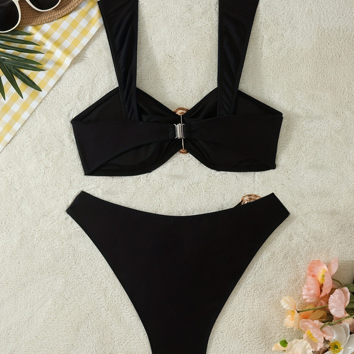 Bikini mit tief sitzendem Bund, Metalldetails und tiefem Rückenausschnitt