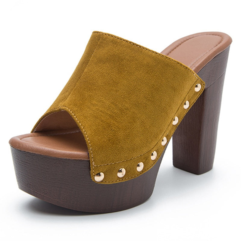 Marken-Sommerhausschuhe Damen High Heels Schuhe Weibliche Mode Plateau Schuhe Outdoor Damen Hausschuhe Pumps Nieten Pantoletten Schuhe