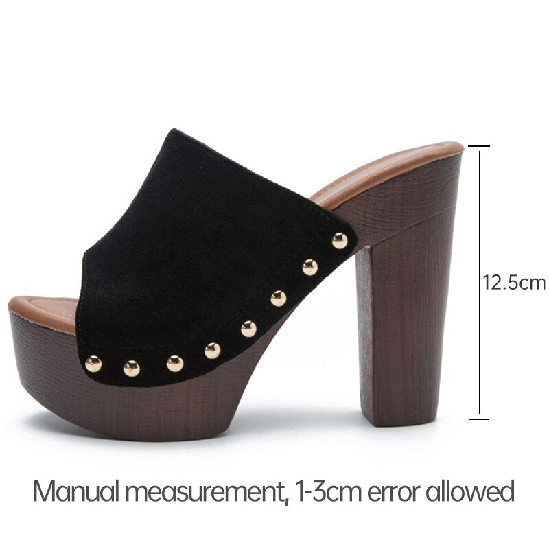 Marken-Sommerhausschuhe Damen High Heels Schuhe Weibliche Mode Plateau Schuhe Outdoor Damen Hausschuhe Pumps Nieten Pantoletten Schuhe